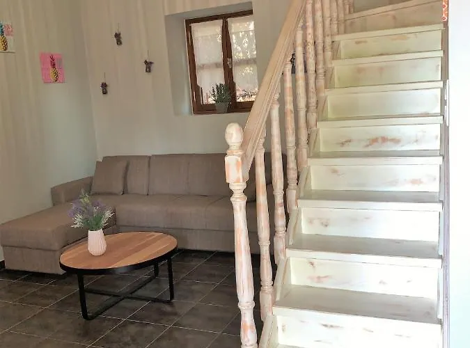 بيت للعطل Stone House